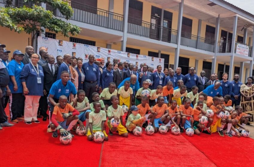  Cameroun : La FIFA lance « Football for Schools » avec un textile 100 % béninois