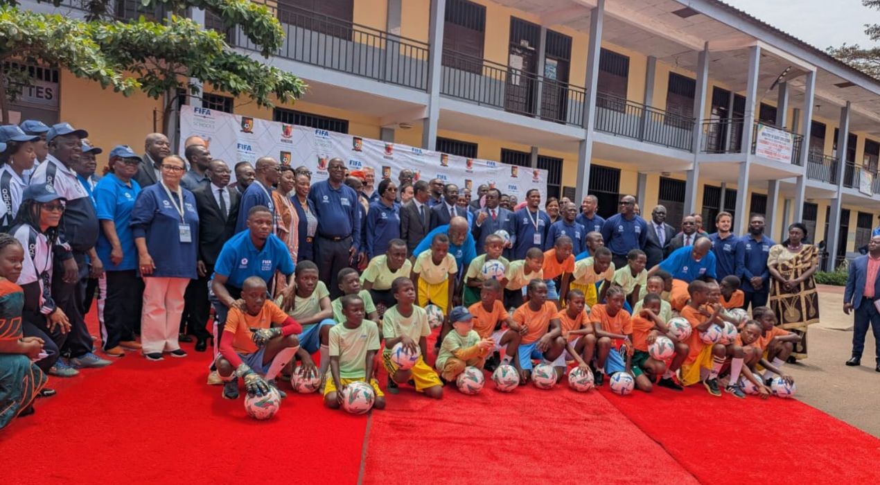 Cameroun : La FIFA lance « Football for Schools » avec un textile 100 % béninois