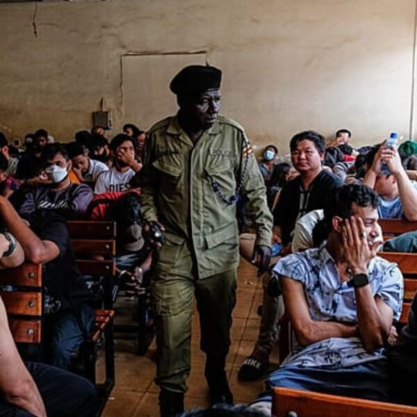 Ouganda : 231 interpellations après le…