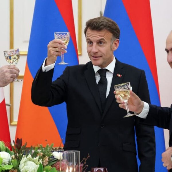 Macron en Arménie : Recueillement et…