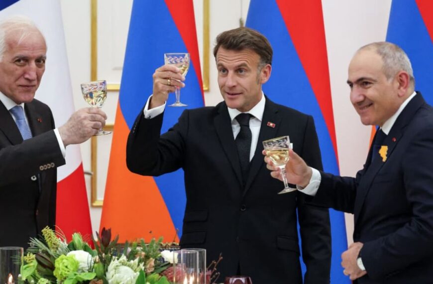 Macron en Arménie : Recueillement et…