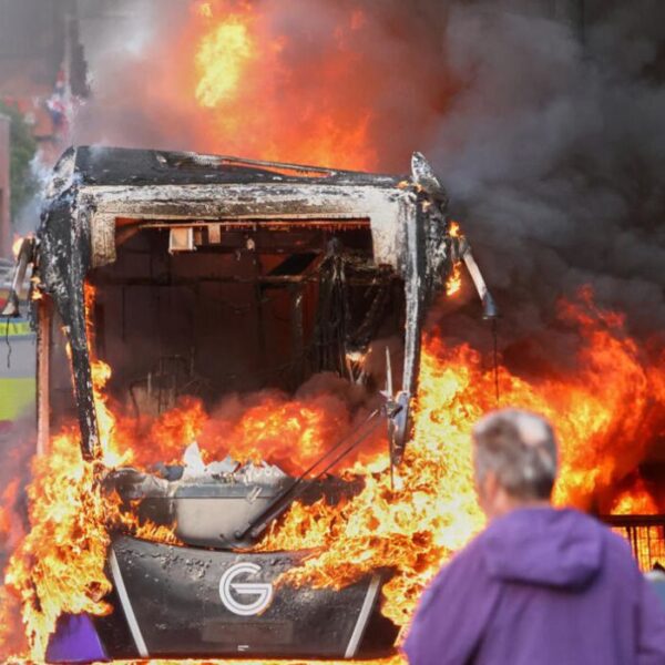 Belfast secouée par des violences anti-immigration meurtrières