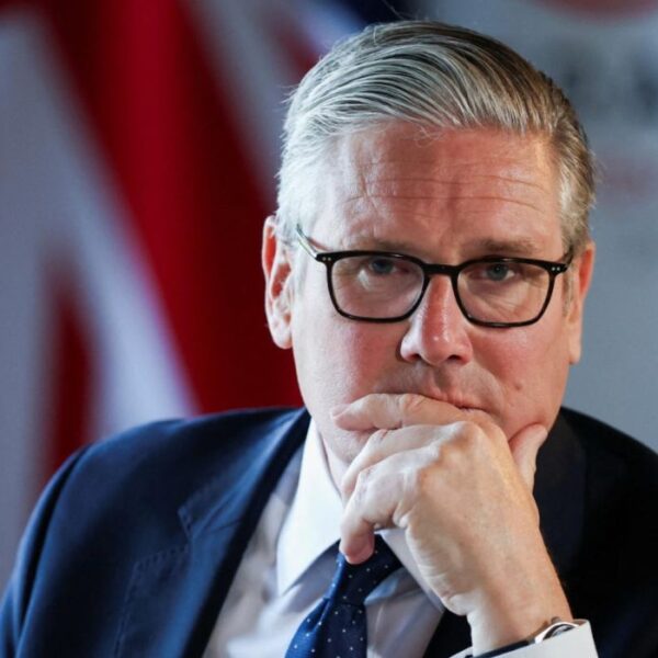 Royaume-Uni : Keir Starmer contraint de…