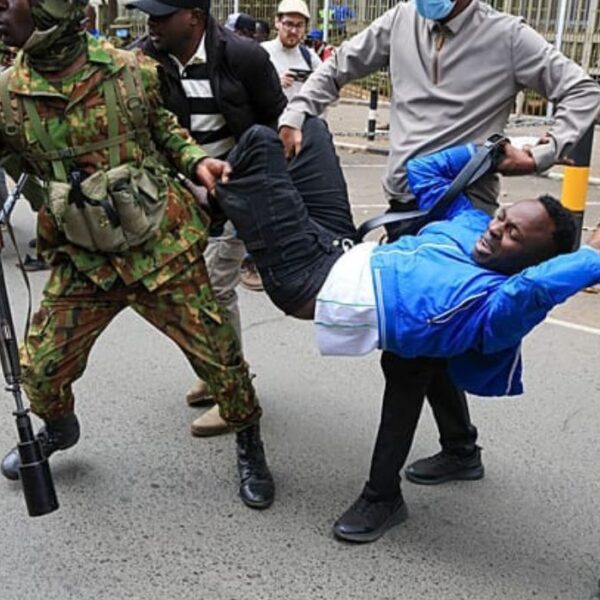 Kenya : La police réprime les…