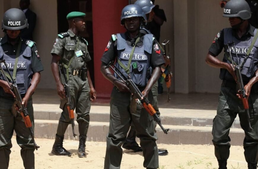 Nigeria : 10 policiers tués dans…