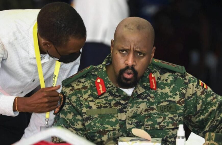 Ouganda : Muhoozi Kainerugaba officialise sa…