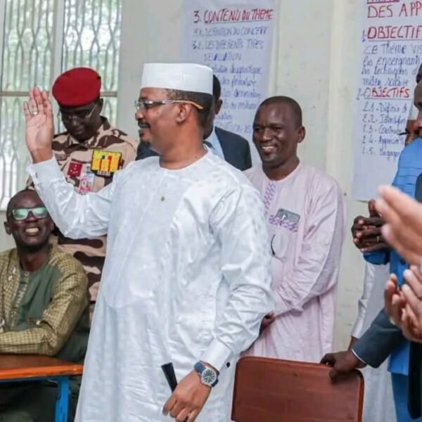 Tchad : Idriss Déby inspecte les…