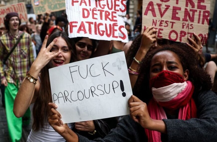 France : 564 lycées bloqués, la crise…