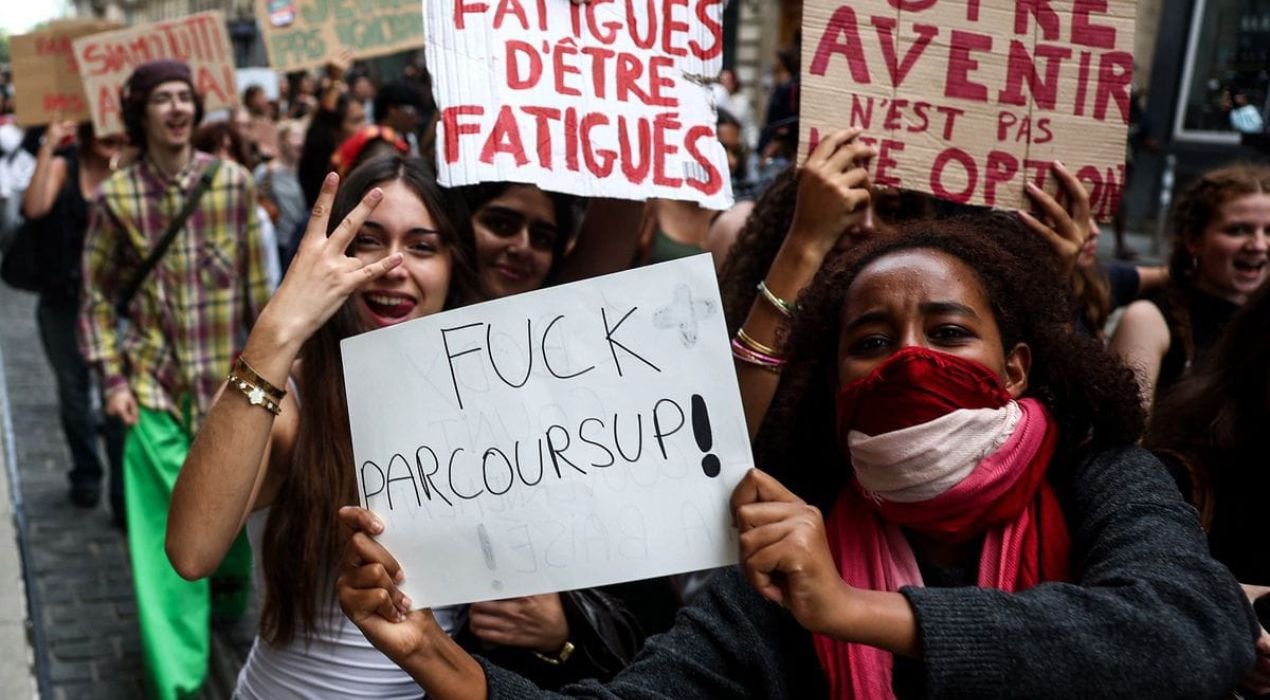 France : 564 lycées bloqués, la crise scolaire s’intensifie
