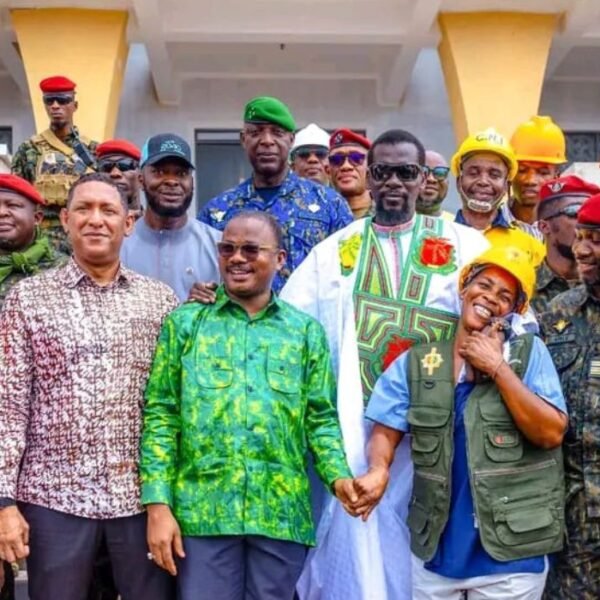 Guinée : Doumbouya inspecte les grands…